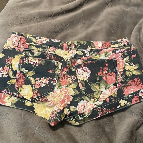Floral jean shorts - Picture 2 of 3
